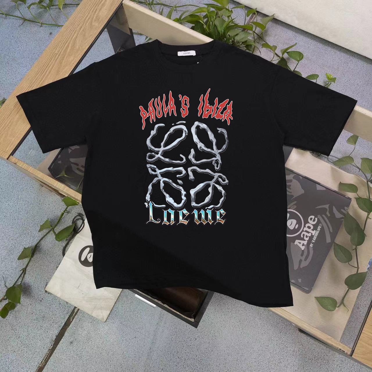 LOEWE 罗意威经典全新款logo短袖，绝对的火虽说每年LOEWE都会推出一款类似的款式设计，可是依旧深受大家的喜爱，今年更是推出新LOGO设计，更显得不凡跟高档，撞