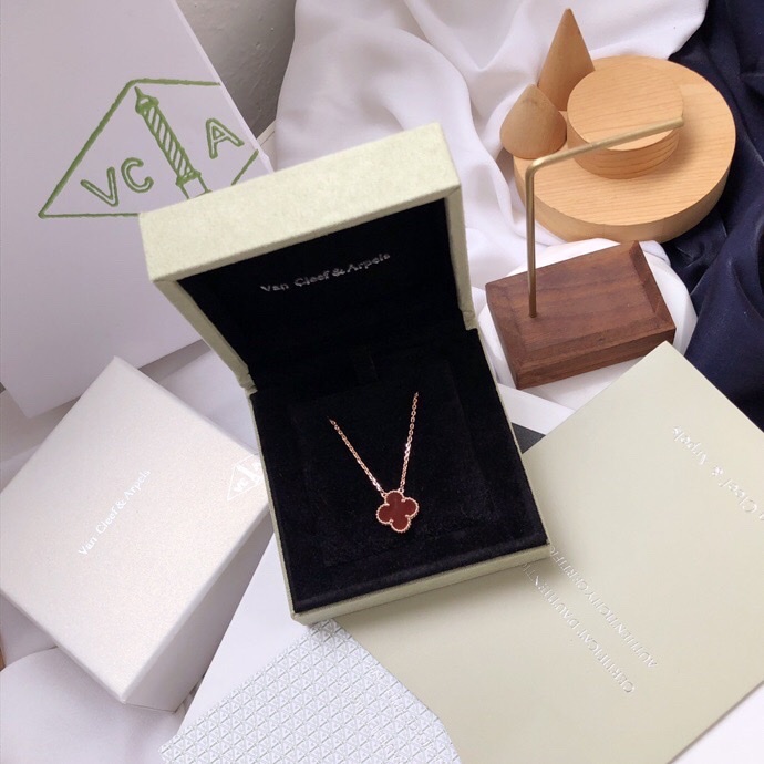  【顶级版本】Van Cleef & Arpels梵克雅宝 四叶草项链- 顶级复刻版本- 独家实拍- 对版对标品质 带原版钢印编码刻字- 专柜最新原版棱形扣- 全套绒面礼盒包装（手提袋、包装盒、首饰盒、保修卡）- 颜色：如图