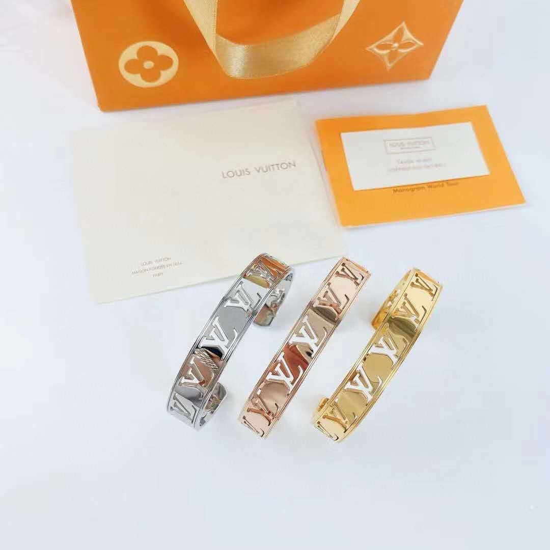 LV路易威登镂空手镯 满满的经典logo镂空字印设计，凸显品牌标记，气场非常足的一款设计！ 采用进口316L精钢真空炉内电镀 正品购入打版 高精度刻字 1：1 还原原版 光泽度相当漂亮，质感细腻光滑，而且不褪色，不计成本完美复刻，真正的做到了正品一致。 代购充正 配全套包装 随意对比 区分低版本  简单大气不容易撞款 日常搭配必备单品，可单个也可叠带，个性十足，气质女神必备单品。尺寸:长17.5CM开口设计可调节颜色: 银色 金色 玫瑰金