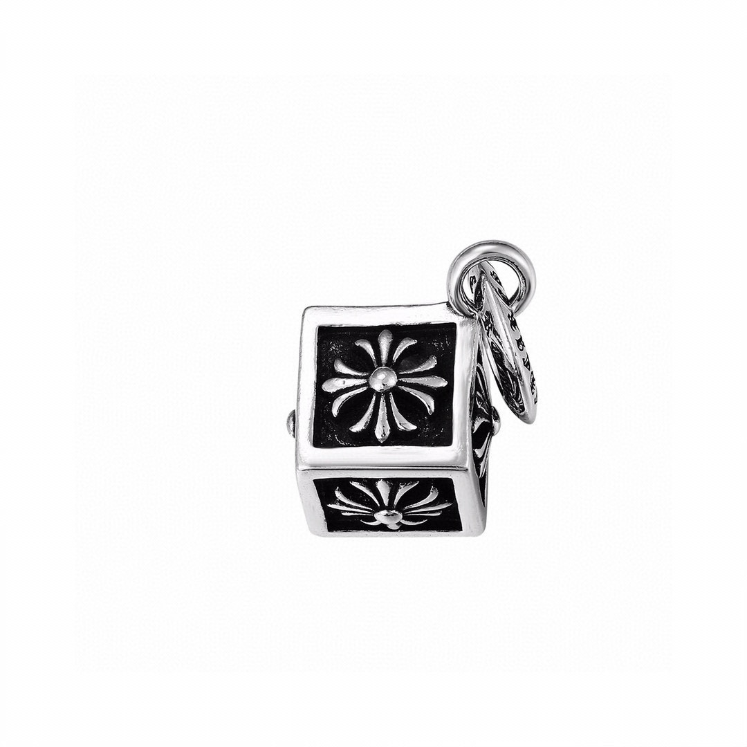 Chrome Hearts克罗心十字花骰子项链男女同款，玩酷必备单品。无敌细节，看实拍！顶级泰银工艺！别具一格的质感和色泽，使首饰粗犷而古朴。经过特殊处理,可