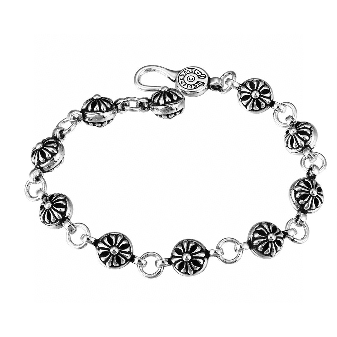 Chrome Hearts克罗心 圆珠十字花手链每个环上都有CH的刻字+小十字架远看是一条简简单单的手链，但是细节真的很有个性。叠戴更是无违和感男女同款，粗细程