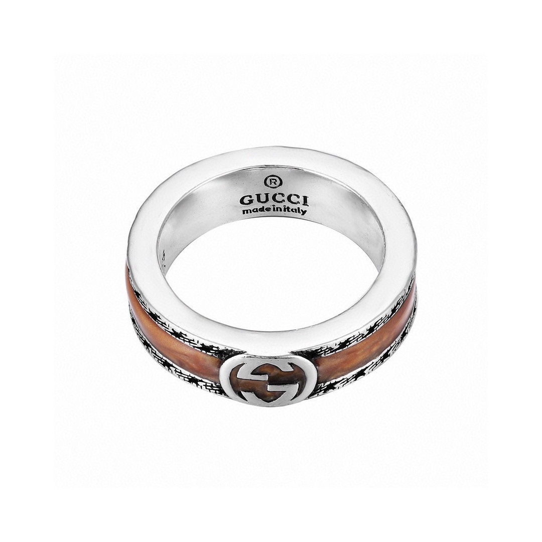  Gucci古驰复古双G双色戒指 泰银版本别具一格的质感和色泽，使首饰粗犷而古朴。经过特殊处理,可以保持长久不变色,表面硬度也大大增强。,因为其工艺来源于泰国
