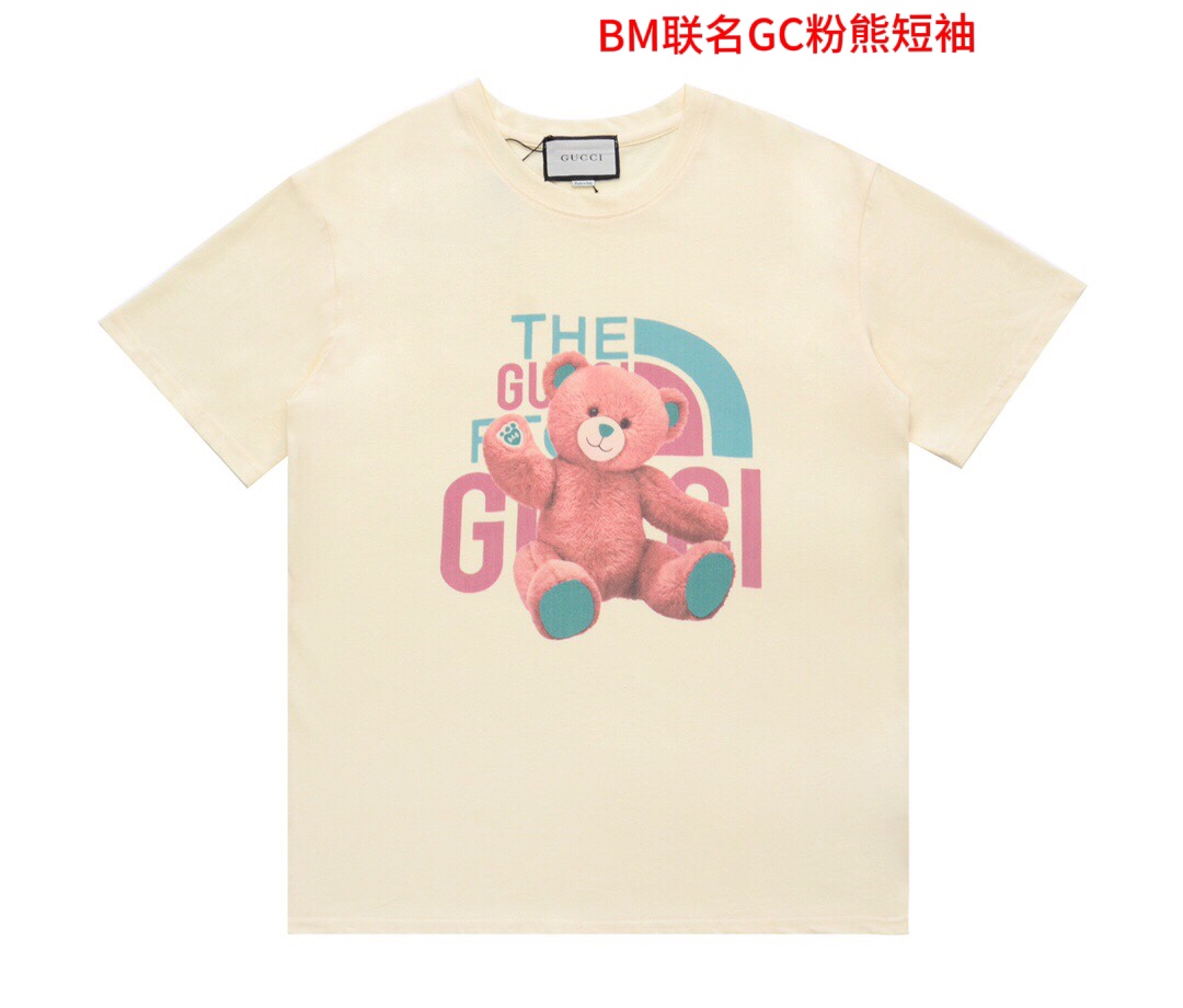 BM联名GC粉熊短袖GUCCI 古驰联名北面新款胸前泰迪熊图案标志直喷印花短袖t恤最新元素设计 采用高档数码印花工艺 原版面料 定制双股丝光棉处理 手感非常舒服  上身超赞尺码：M-4xl颜色：杏色