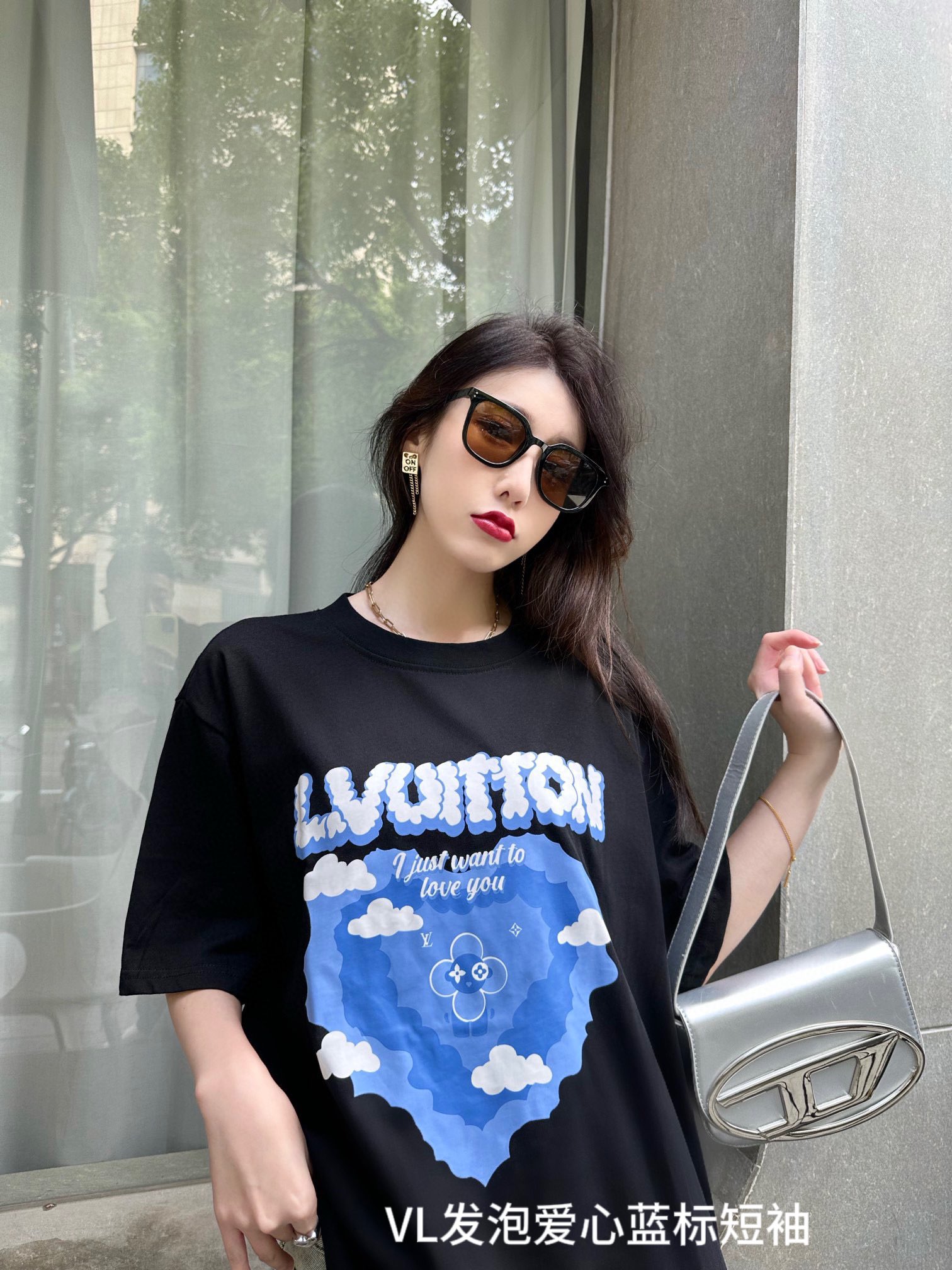 VL发泡爱心蓝标短袖Louis Vuitton/路易威登 23年新款Logo短袖T恤。色彩鲜明的趣致印花采用绒面发泡工艺，更加体现图案逼真立体感。这款单品采用200G纯棉面料，舒适度和透气性都非常好，男女同款。Colour：黑色/白色Size：M-4xl