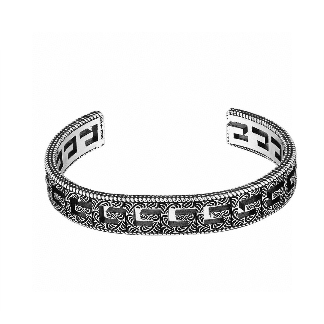  Gucci古驰方形镂空开口手镯 泰银版本别具一格的质感和色泽，使首饰粗犷而古朴。经过特殊处理,可以保持长久不变色,表面硬度也大大增强。,因为其工艺来源于泰