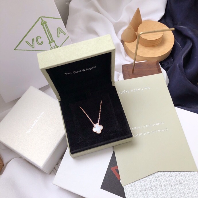   【顶级版本】Van Cleef & Arpels梵克雅宝 四叶草项链- 顶级复刻版本- 独家实拍- 对版对标品质 带原版钢印编码刻字- 专柜最新原版棱形扣- 全套绒面礼盒包装（手提袋、包装盒、首饰盒、保修卡）- 颜色：如图