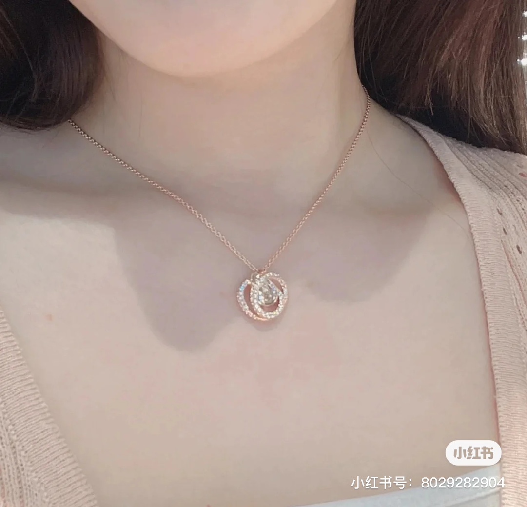  SWAROVSKI施华洛世奇螺旋心形水滴项链 配全套包装 款413施华洛世奇原厂订单！深圳出口港货，仅此一批！礼物准备好了吗？象征优雅及高贵是施华洛世奇首饰的标志，自信、幸运并且一生只有一个伴侣，象征着一心一意，代表珍贵而永恒的爱情。这款光芒四射的链坠灵感源于大自然，让您的造型发挥最佳效果。镀玫瑰金色设计精心打造幸运水滴图案，锆位于中央，周围双环缀密镶透明仿水晶。一款趣致而奇妙的项链，您可日常佩戴。随附一条饰链。带上它尽显风情，让你在每个场合更添优雅。链长： 45CM可调节颜色： 玫银色 银色材质