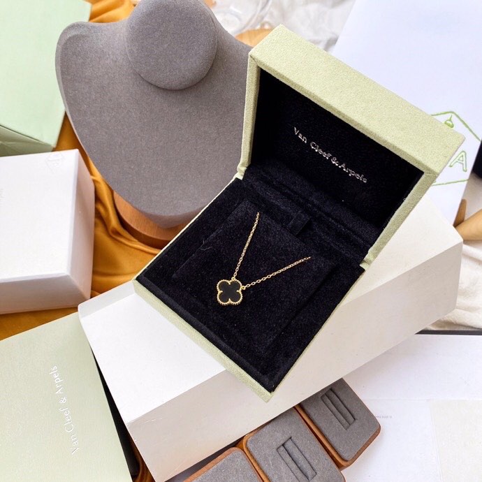   【顶级版本】Van Cleef & Arpels梵克雅宝 四叶草项链- 顶级复刻版本- 独家实拍- 对版对标品质 带原版钢印编码刻字- 专柜最新原版棱形扣- 全套绒面礼盒包装（手提袋、包装盒、首饰盒、保修卡）- 颜色：如图