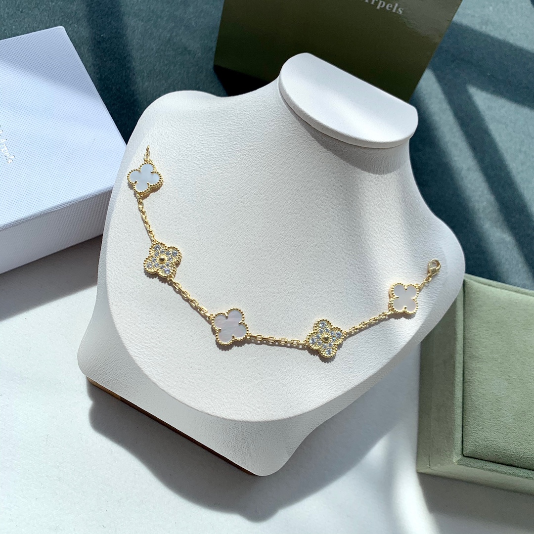   【顶级版本】Van Cleef & Arpels梵克雅宝 四叶草五花手链- 顶级复刻版本- 独家实拍- 对版对标品质 带原版钢印编码刻字- 专柜最新原版棱形扣- 全套绒面礼盒包装（手提袋、包装盒、首饰盒、保修卡）- 颜色：如图